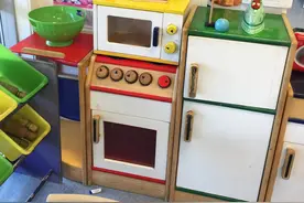 在这个岛国的幼儿园，小朋友想玩儿什么就玩儿什么图片