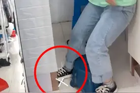 女子上厕所感觉脚底不对劲，吓得大叫不敢动，网友：它比你更害怕图片