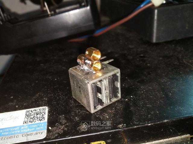 福特嘉年华给后座DIY加装点烟器及USB QC3.0充电接口