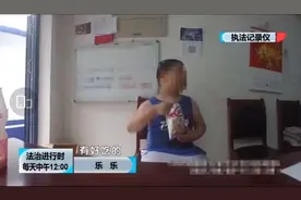 走失萌娃在派出所被“疯狂投喂”，真·“有困难找警察”图片