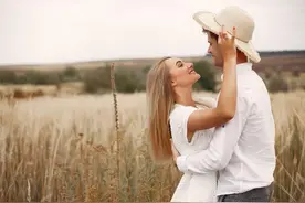 女儿考上大学前夫跪求复婚，女人冷笑：不管不顾18年，你算哪根葱图片