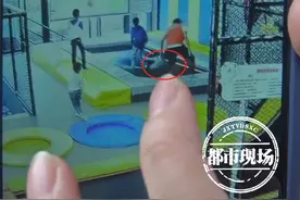 吉安：小孩玩耍时工作人员突然跳入蹦床，孩子脚扭伤痛得打滚图片