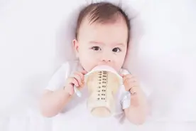 儿科专家提醒：孩子睡觉前别再喝牛奶了，不利于孩子长高还伤脾胃图片