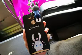 朝鲜女孩使用中国智能手机后惊呼：我也想买一部中国的手机图片
