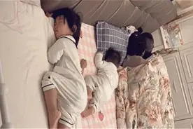 佛系父母带娃睡觉走红，自己被盖得严实不管娃，网友：孩子是意外图片
