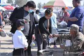 八旬老两口卖“稀罕货”，熟的8元、活的4元，一张百元假钞见人心图片