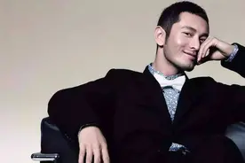 黄晓明深夜拍戏引路人围观，亲自下场安抚粉丝疏散人群图片