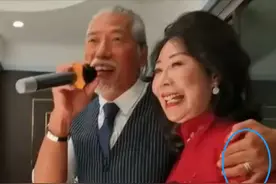 型！57岁东升耀扬“乌鸦”出席澳门饭局，发须全白与红裙女合唱图片