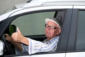 下月起实施！七座车型6年免检，70岁以上也能考驾照！图片