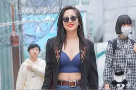 街拍：这么丰腴又贤惠的辣妈，真让人陶醉和着迷图片