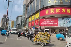 方圆仅1.5公里，却聚集了11个服装市场、近3万商户！郑州这个商圈每年销售10亿件服装图片