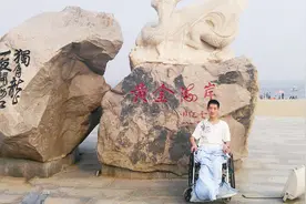 他是90后最美学警，20岁因救轻生者双腿被扎断，今娶最美护士为妻图片
