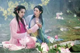 王祖贤小学有多丑？朝天鼻小眼睛像小胖妞，谁知她15岁就美若天仙图片
