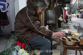 70岁老奶奶摆摊卖小吃，一毛一个30年不涨价，每天只卖四小时图片