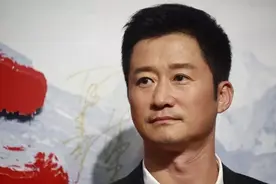 46岁吴京头发花白：打戏拍了几十年，除了耳朵，全身没一块好地方图片
