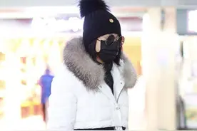 41岁胡杏儿挺7月孕肚现身！穿大袄扎腰带真多余，衬得肚子更大图片