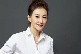 豪门阔太牛莉晒近照，50万名表太抢镜，48岁仍有腹肌身材似少女图片