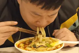 暴风式吸面，真的特别的带劲，小伙子这一口感觉一碗面都没了！