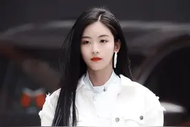 95后女歌手孙芮，白色牛仔套装搭配老爹鞋，清爽十足、又美又酷图片