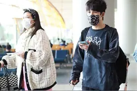 大张伟和老婆罕见合体，虽然是经纪人却掌握经济大权，浑身大牌装图片