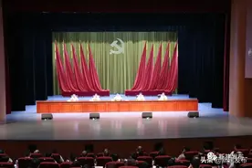 新建区领导干部大会召开，宣布区委区政府主要领导调整的决定图片