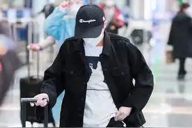 娱乐圈欢乐喜剧人！周深吃土豆不要土豆丝，千玺公开睡姿腿毛吸睛图片