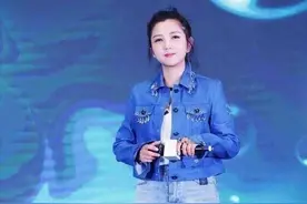 何洁瘦下来真的“太养眼”，穿牛仔外套配短裤亮相，细长腿真抢镜图片