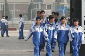 班主任：就算穿一样的校服，也能一眼看出“家境”，网友直呼佩服图片