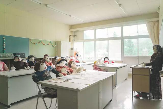 日本有个恐怖村庄,奶奶按照逝者原型做了300个人形,日夜陪自己