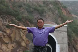 羊倌舍身拦火车丢了21只羊，避免了重大事故，国家奖励30万图片