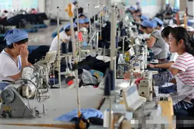 广东服装厂工人月入过万，包吃包住？打工妹说出了实情图片