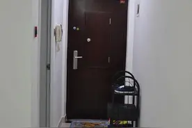 花6万自己装新房，全屋只刷大白墙，客厅不吊顶，简单舒适还省钱图片