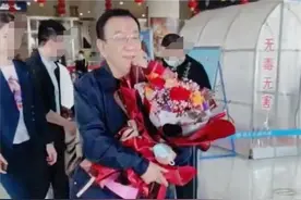 74岁侯耀华出行排场大！带三名助理嫌弃机场小 参加奇志收徒宴图片