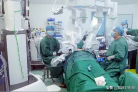 厦大附属中山医院昨日开展闽西南首例达芬奇机器人甲状腺手术图片