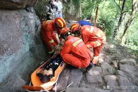 湖北远安：​女子登山时突然晕倒 消防员紧急救助图片