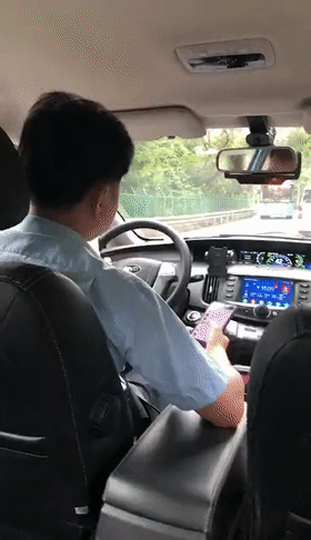 11岁“奥特曼”男孩路边卖樱桃，摘下面具后网友泪目了