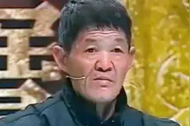 老汉带“压菜石”鉴宝，遭全场观众嘲笑，专家：你站稳了我估价图片
