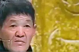 老汉带“压菜石”鉴宝，遭全场观众嘲笑，专家：你站稳了我估价图片