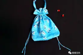 |做衣服｜0基础缝纫~~苎麻印花长袍同款抽绳便利包袋（附裁剪图）图片