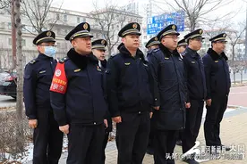 大同一幼儿园违规私自圈地占用公共空间，城管依法拆除图片