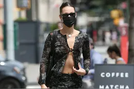 潮街拍：贝拉花纹开衫秀腹肌，肯达尔吊带背心可盐可甜图片