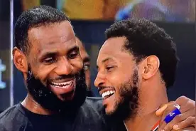 泪目！转播镜头暴露细节，詹姆斯头顶近乎全秃，“秃曼巴”换人了图片