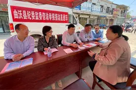 变上访为下访——曲沃县纪委监委信访举报直通车走进农村集市图片