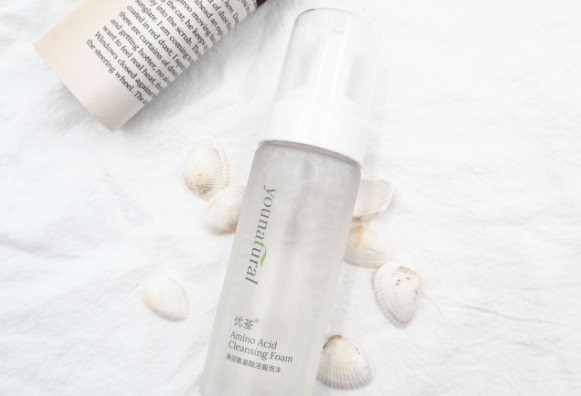 温和不刺激的洁面泡沫，男女都可用