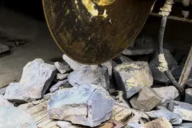 长见识了！实拍夜光杯制作全过程，打磨到透明太不容易了图片