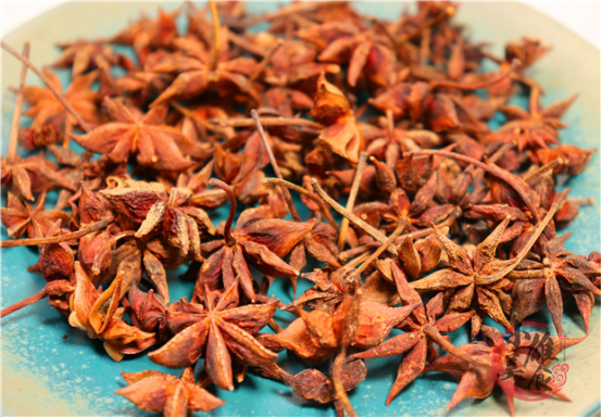 买八角，要分清“直角”还是“钩角”，别买到假货，假八角有毒