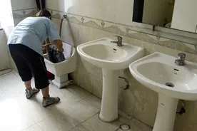 广州青年精神分裂离家出走，母亲不敢带他回家：我说两句他就打我图片