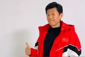 44岁夏雨精神似小伙，炫技成功为自己点赞，表情骄傲少年感十足图片