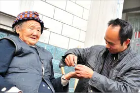 53岁男人：给73岁老大妈做男保姆，每月10000工资，我却觉得痛苦图片