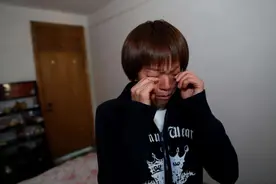 “求你把儿子和我换换吧！”三胎产女，产妇跪求邻床换娃，太心酸图片